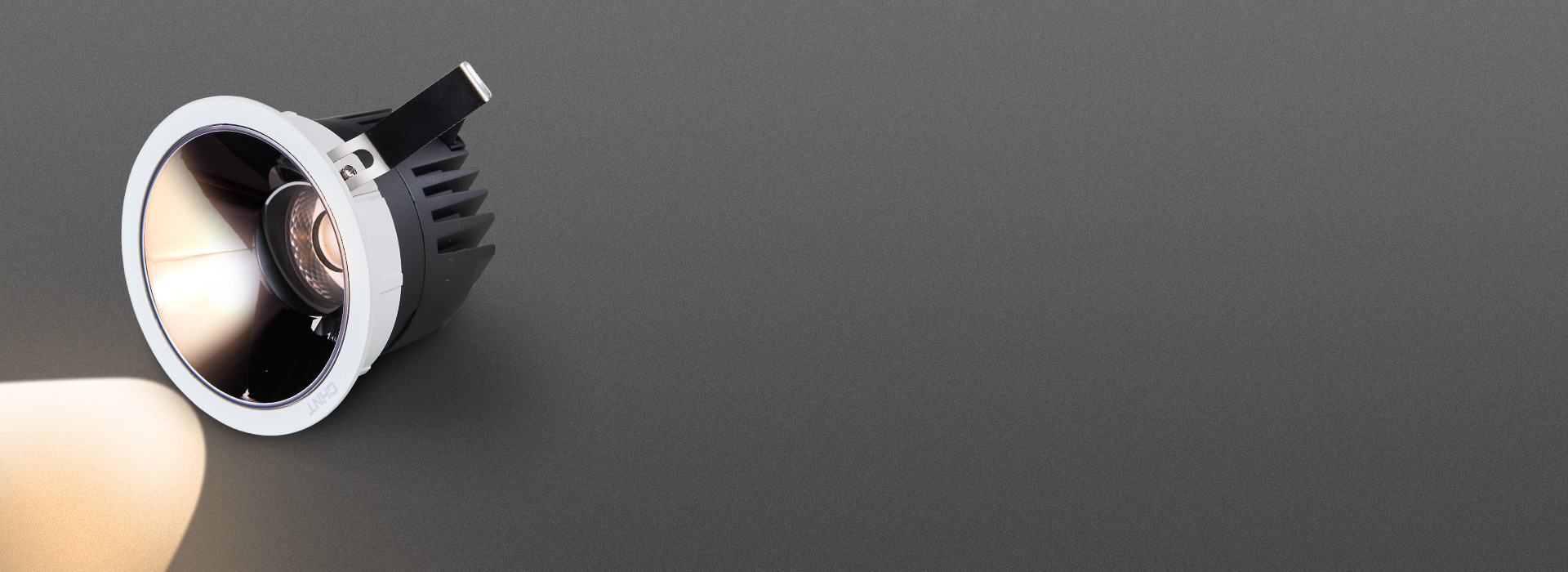 光源深藏，嚴控眩光
 深藏式光源設計，能...