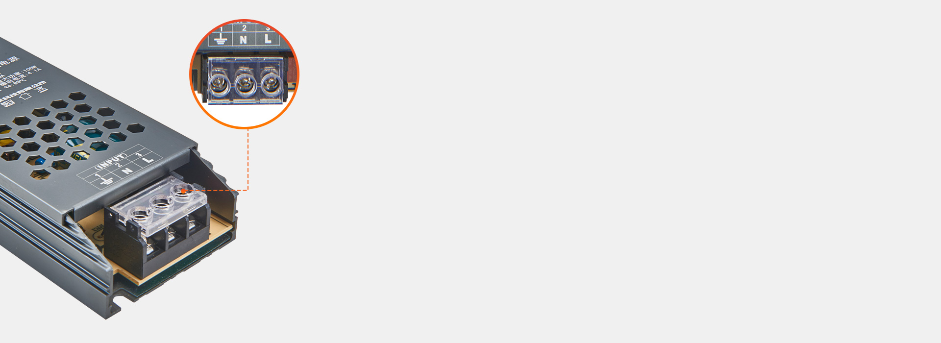 螺絲鎖扣式安裝
 可裝2.5㎜2的電源線...