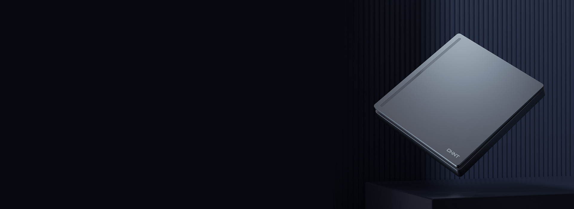 為空間而生的豁達(dá)尺度
 無(wú)框大板，線條曲...