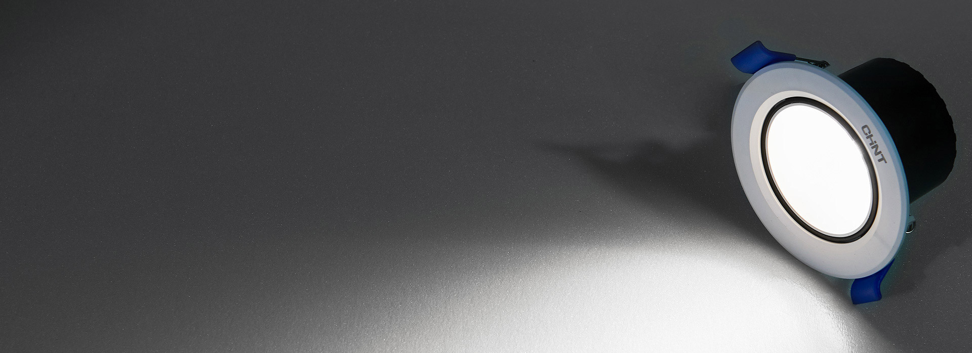 深藏光源防眩
 光源深杯內藏，避免直視，...