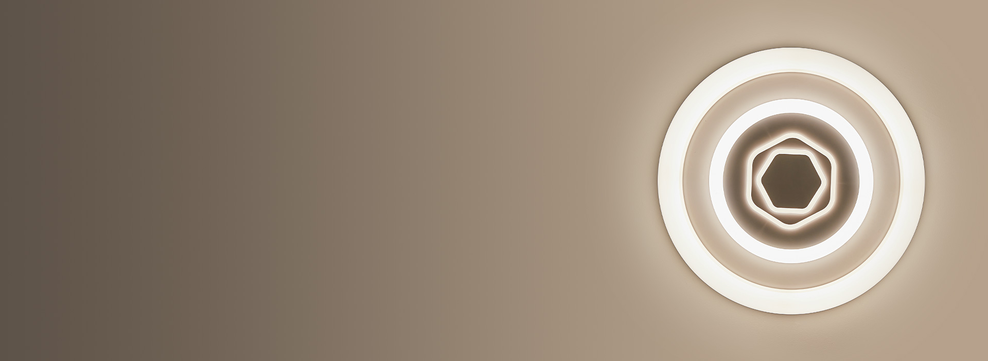 光線均勻，柔和迷人
 半透明光學燈罩，透...